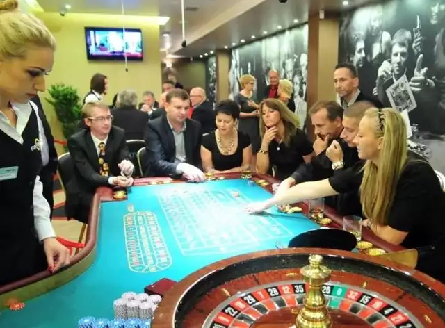 Firma Fortuna otwarła z wielką pompą pod koniec września 2012 r. kasyno w hotelu Beskid w Nowym Sączu. Po nieco dwóch latach działalności lokal zamknięto bez rozgłosu. Powodów jednak nie podano