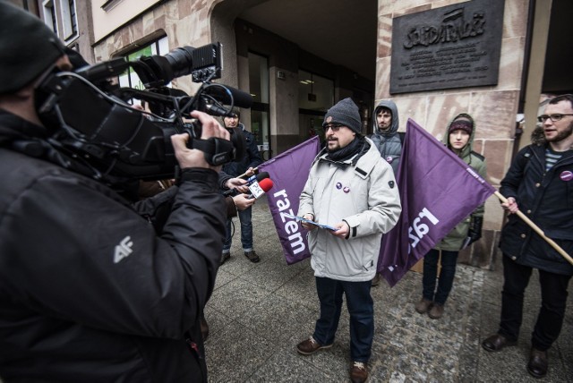 Toruńsko-włocławski okręg partii "Razem" zorganizował konferencję prasową odnoszącą się do obecnej sytuacji w polskim rządzie. Konferencja odbyła się pod płytą upamiętniającą Solidarność.