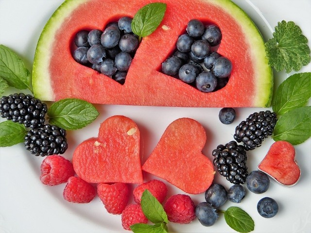 FRUKTOZA w owocach. Glukoza czy fruktoza - co lepsze? [WŁAŚCIWOŚCI, WZÓR]