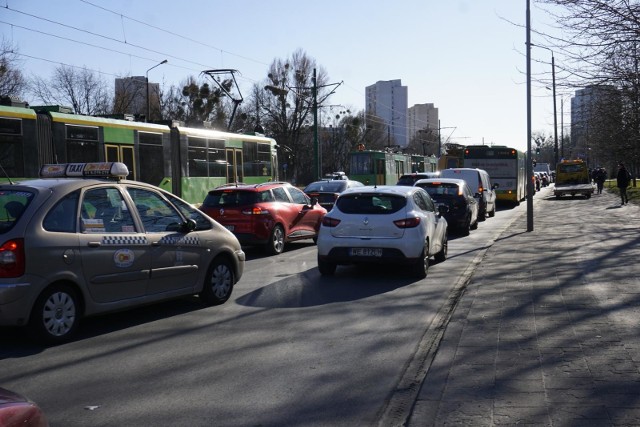 Ruch tramwajowy po około 20 minutach wznowiono. Na czas ściągania ciężarówki z torów wyznaczono tramwajom objazdy.