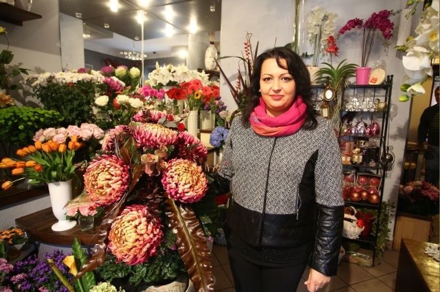 Edyta Oleś, właścicielka Salonu Kwiatów Ellite w Radomiu prezentuje wiązankę z chryzantemami, które zawsze mają swoich zwolenników.