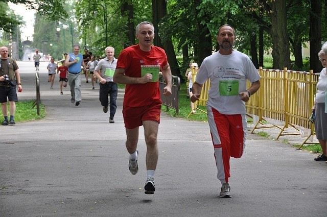 W biegu VIP-ów wziął udział między innymi burmistrz Końskich Michał Cichocki (z lewej). Obok biegnie główny organizator imprezy Wojciech Pasek