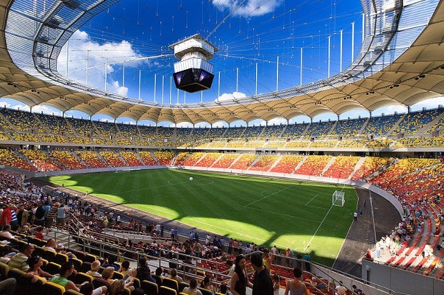 Arena Națională to stadion kategorii 4 wg UEFA, który pomieści 55 600 widzów. Architektem była firma Max Bögl, ta sama, która buduje teraz stadion we Wrocławiu