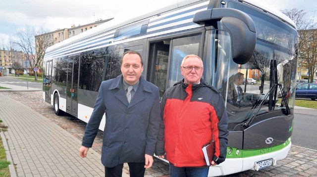 Szef KM Tomasz Merk (z lewej) i dyrektor techniczny Roman Romanów na tle autobusu elektrycznego firmy Solaris, jaki był dwa lata temu testowany w Szczecinku