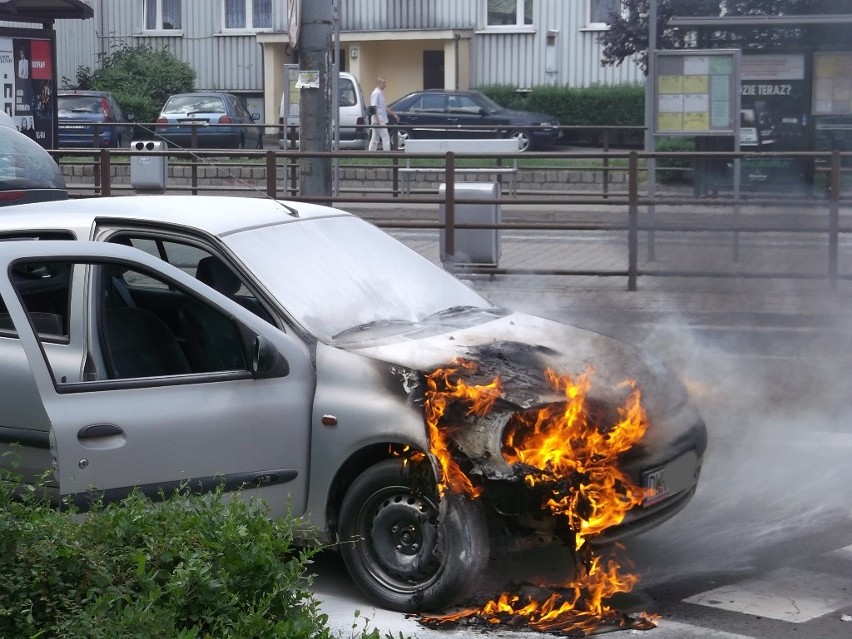 Wrocław: Auto w płomieniach na skrzyżowaniu Pomorskiej i Dubois (FILM, ZDJĘCIA)