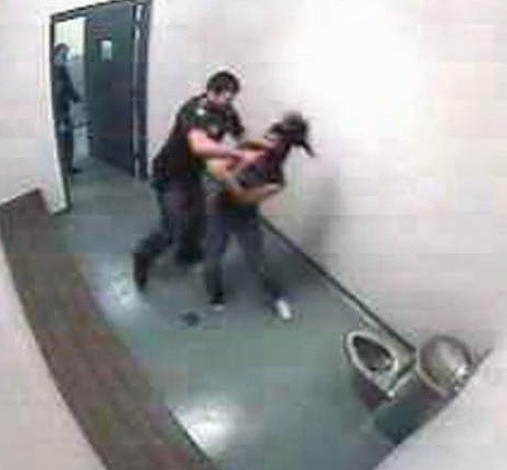 Upublicznione przez sąd nagranie pokazuje incydent w ratuszu w mieście SeaTac, gdzie nastolatkę zawieźli mundurowi.
