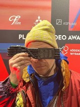 Białostocki filmowiec Krzysztof Kiziewicz z nagrodą na PL Music Video Awards w Łodzi. Zobaczcie za jaki klip ją dostał i o czym on jest