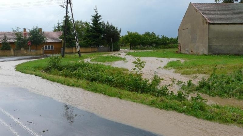 Księginice, tuż za zjazdem z A4, wielkie kałuże po nawałnicy