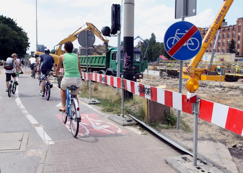 Zamknęli ścieżkę rowerową wzdłuż trasy WZ. Rowerzyści ignorują znaki [ZDJĘCIA]
