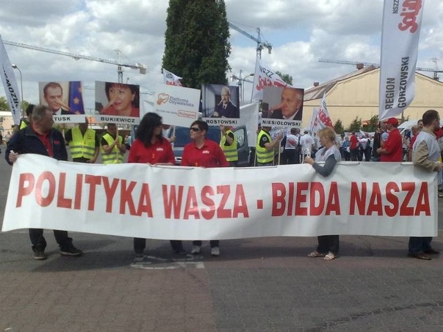 Zdjęcia polityków z długimi nosami obrazują niespełnione obietnice rządu.