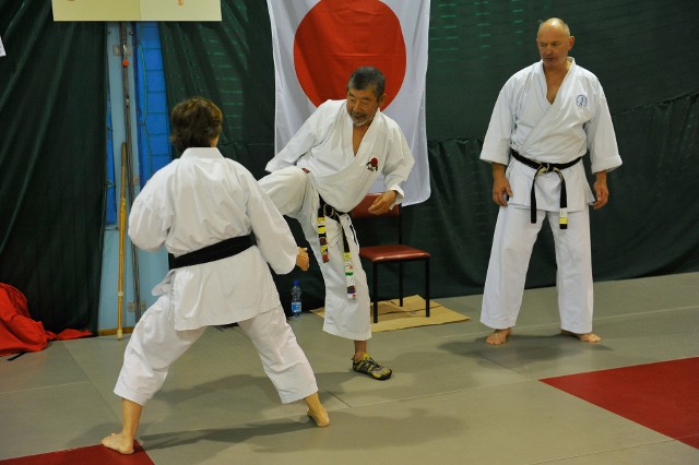 Mistrzowie karate szkolili się w Centrum Sportowym Uniwersytetu Mikołaja Kopernika w Toruniu pod okiem żyjącej legendy - wielkiego mistrza Kato Shigana. Zobaczcie zdjęcia oraz materiał wideo z tych zajęć.