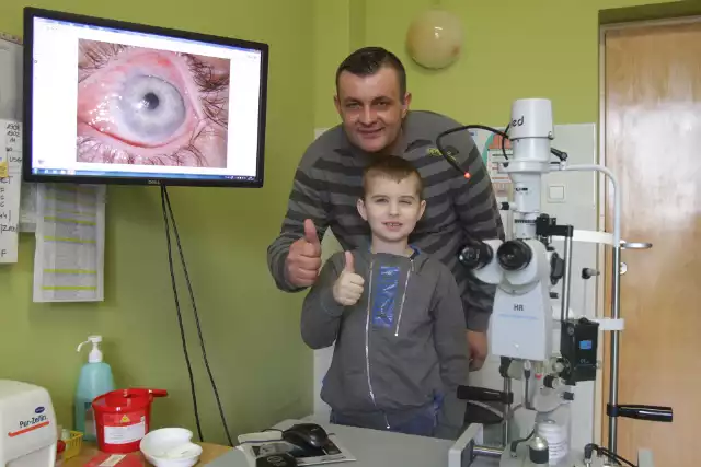 Kuba odzyskuje wzrok w oku dzięki komórkom macierzystym i operacji w Okręgowym Szpitalu Kolejowym w Katowicach. Na zdjęciu z tatą, Grzegorzem Baleńskim
