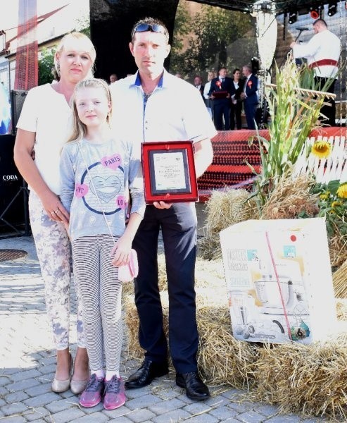 Edyta i Andrzej Kulińscy z Osówki w gminie Szydłów, odebrali...