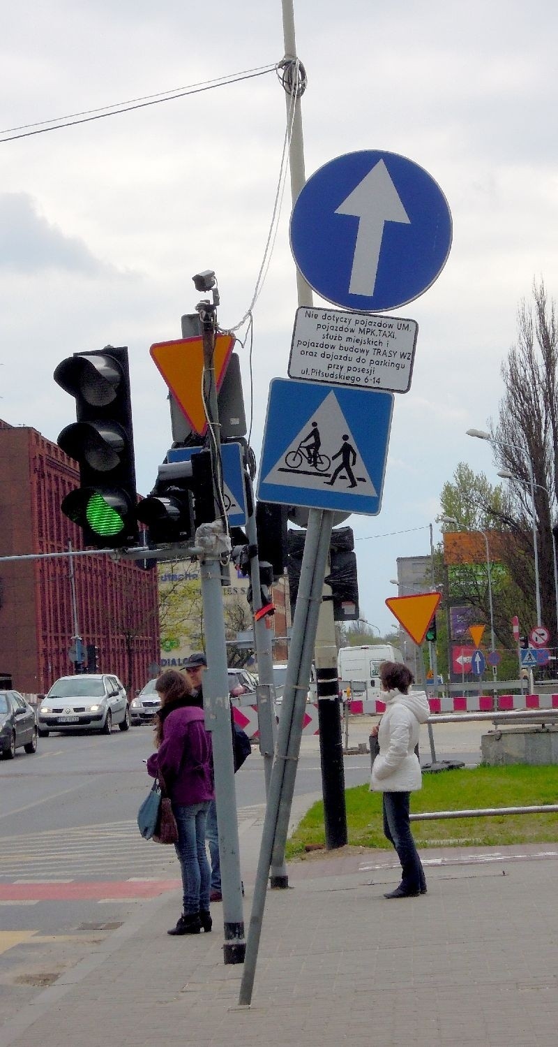 Znaki drogowe w Łodzi mają kłopoty z pionem [zdjęcia]