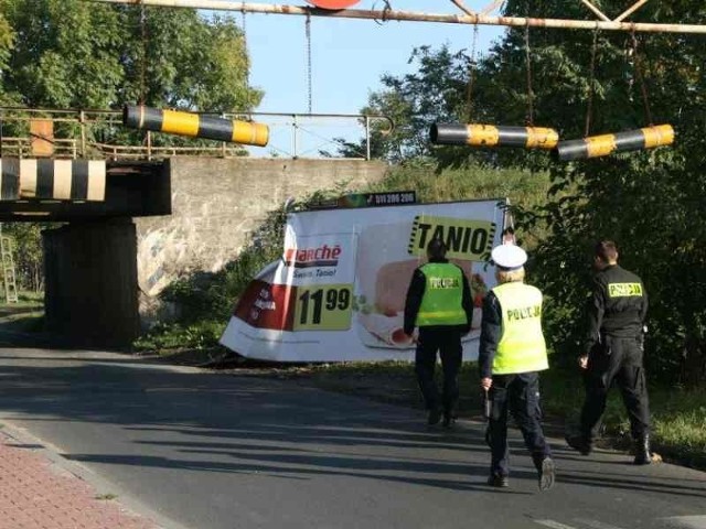 Kierowca, który "nie zmieścił się" pod wiaduktem, zapłacił mandat.