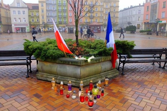 Flagi i znicze znajdują się na Starym Rynku w Chojnicach