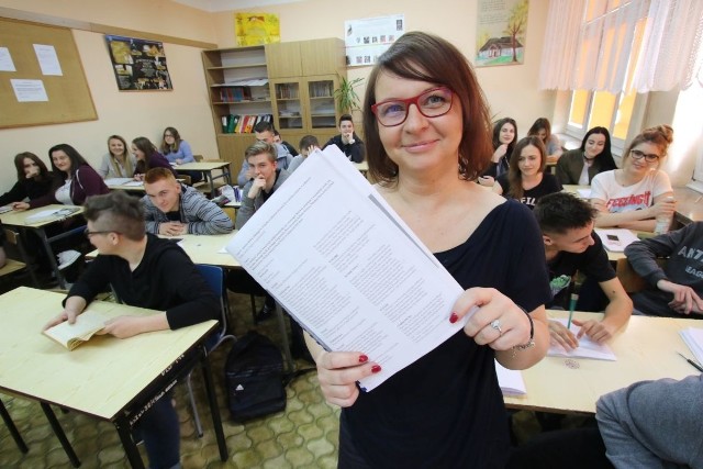 Polonistka Agnieszka Bandura z V Liceum Ogólnokształcącego imienia Piotra Ściegiennego w Kielcach dawała we wtorek uczniom dobre rady.
