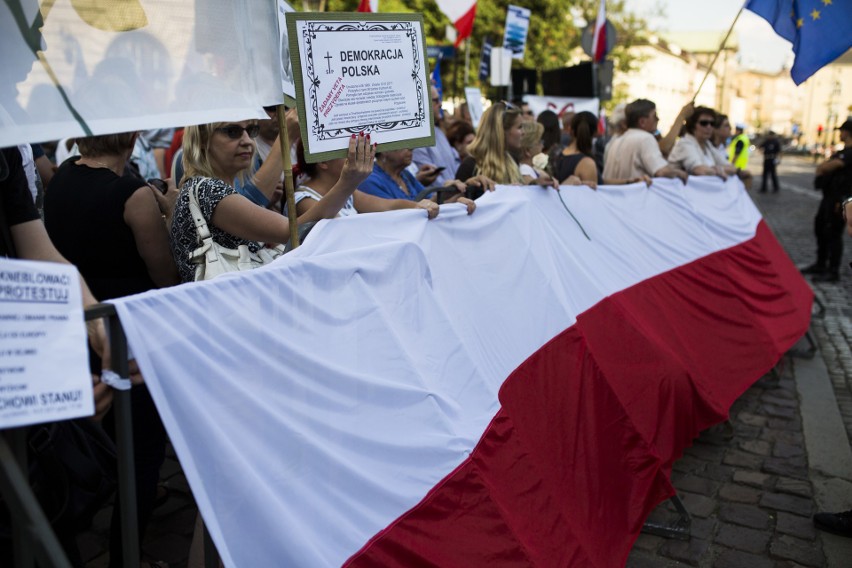 Kolejne protesty pod Wawelem w miesięcznicę pochówku Lecha i...