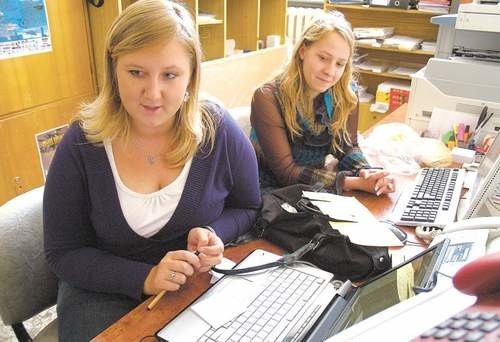 Daria Kadej (z lewej) i Alicja Szejpun z Parlamentu Studentów Politechniki Koszalińskiej, zapraszają na stronę www.student.tu.koszalin.pl. O kwatery można też pytać, dzwoniąc 094 345-30-76 od poniedziałku do piątku w godz. 9 &#8211; 15.