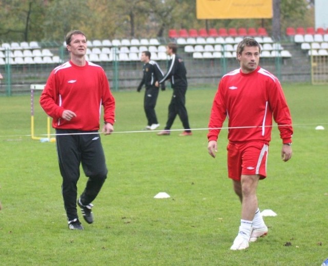 Jacek Zieliński (z lewej) pracował już w Koronie Kielce jako trener, a jego asystentem był Arkadiusz Bilski (z prawej).  