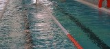Pijany nauczyciel pływania na basenie w Kartuzach. Instruktor nie został dopuszczony do prowadzenia zajęć. Policję wezwał rodzic