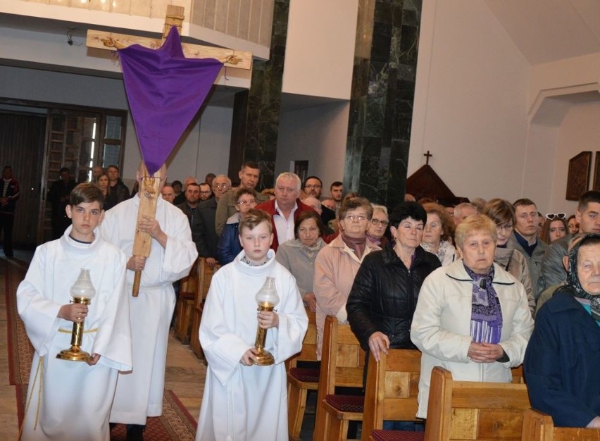 Niezwykła liturgia Wielkiego Piątku. Tak wyglądała w ubiegłym roku w kościele w Ostojowie (ZDJĘCIA)