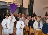 Niezwykła liturgia Wielkiego Piątku. Tak wyglądała w ubiegłym roku w kościele w Ostojowie (ZDJĘCIA)