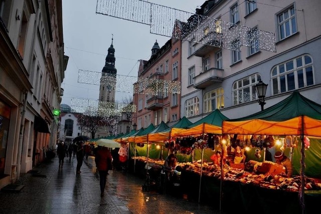 Co roku na jarmarku bożonarodzeniowym można było kupić rękodzieło, ale i ozdoby świąteczne, tradycyjne potrawy...