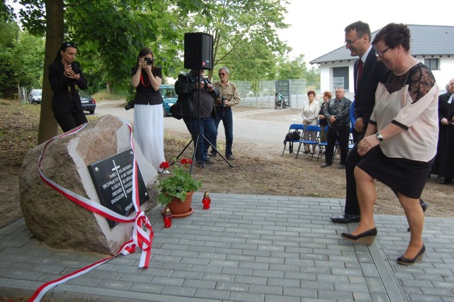 Pamiątkowy obelisk z tablicą ufundowaną przez władze gminy odsłonili: burmistrz Szubina Artur Michalak i Bożena Danielewska, szefowa "Inicjatywy Kobiet" w Kowalewie.