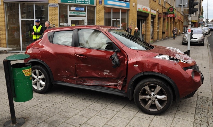 Dachowanie na skrzyżowaniu Bohaterów Warszawy i Jagiellońskiej