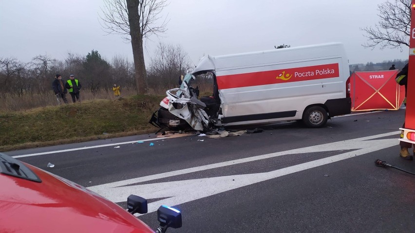 Z pasażerski busem zderzył się bus kurierski Poczty Polskiej