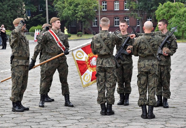 W koszarach przy ul. Dworcowej w Inowrocławiu przysięgę wojskową złożyło ponad 60. świeżo upieczonych żołnierzy Wojsk Obrony Terytorialnej