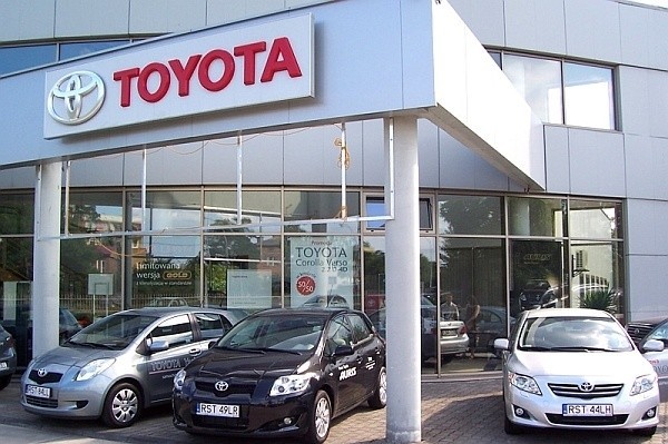 Salon Toyoty w Stalowej Woli zanotował spory wzrost sprzedaży aut. Podobnie jest u innych podkarpackich dealerów.