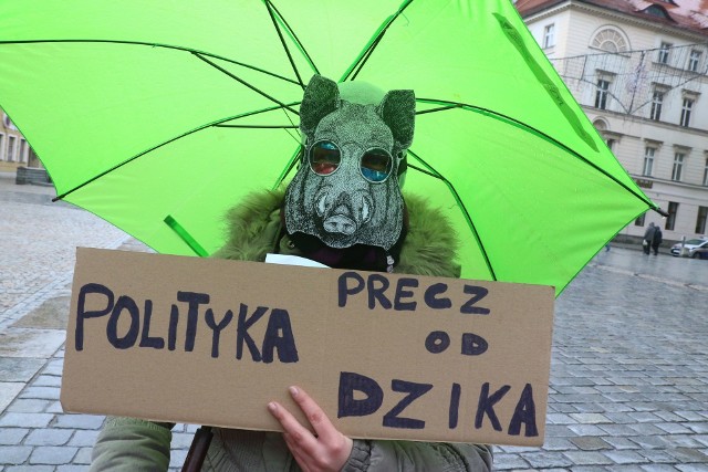 "Sto lat, sto lat, niech ryją, ryją nam!" -odśpiewali wszyscy na zakończenie pikiety.