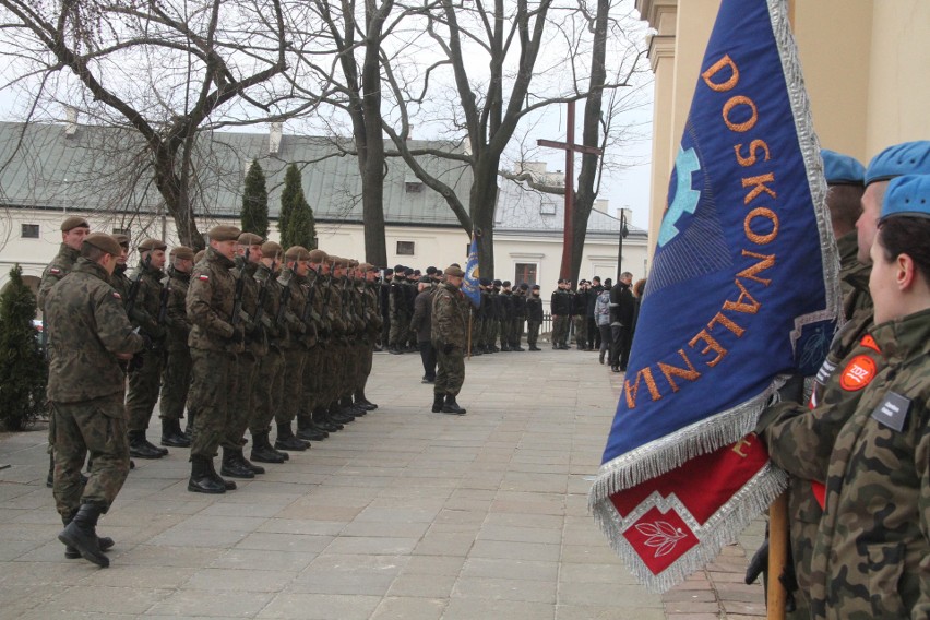 Pod pomnikiem Armii Krajowej w Kielcach przypomniano „Żołnierzy Wyklętych”