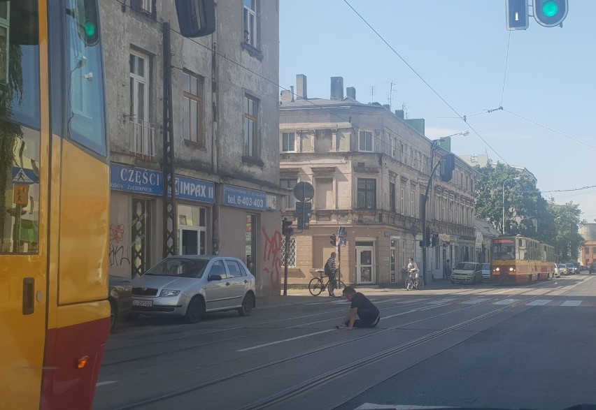 W południe na ul. Przybyszewskiego na wysokości skrzyżowania...