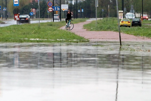 Synoptycy spodziewają się obwitych opadów deszczu w poniedziałek, mogącymi dać punktowo do 40 litrów wody na metr kwadratowy