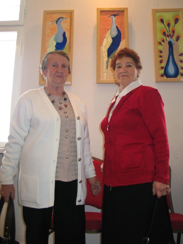 (od lewej) Helena Matejko, najdłuższa stażem uczestniczka placówki i autorka połowy prac prezentowanych na wernisażu upamiętniającym 15-lecie Domu Dziennego Pobytu w Tarnobrzegu. Obok Teresa Chamioło, także uczestniczka placówki.
