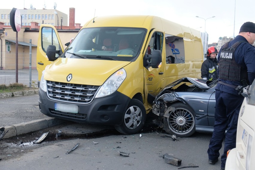 Policjanci i strażacy pracują na skrzyżowaniu ul. Kałuży z...