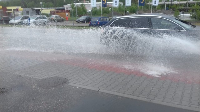 Na ulicy Marklowickiej regularnie po opadach deszczu pojawia się rozlewisko. Mieszkańcy mają dośćZobacz kolejne zdjęcia. Przesuwaj zdjęcia w prawo - naciśnij strzałkę lub przycisk NASTĘPNE