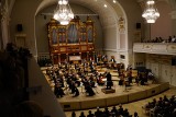 Filharmonia Poznańska: 489. Koncert Poznański. Orkiestra Filharmonii Poznańskiej zagrała w Auli Uniwersyteckiej. [ZDJĘCIA]