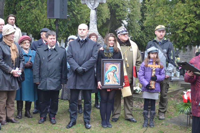 Obchody 75. rocznicy zbrodni katyńskiej w Częstochowie. Pod pomnikiem poległych spoczęły kwiaty 