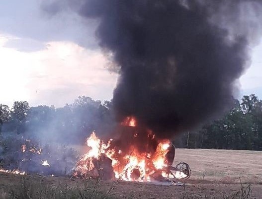 Pożar maszyny rolniczej na polu w okolicy Stypułowa.