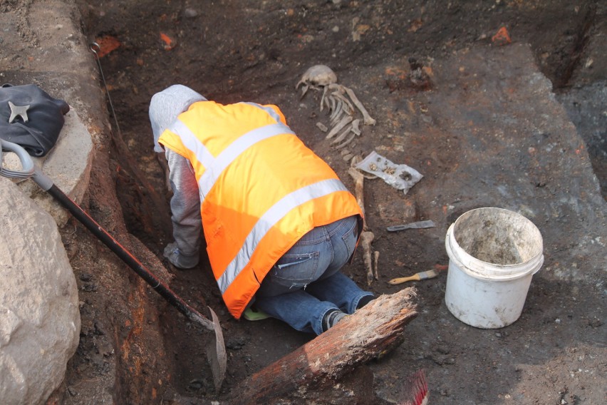 Archeolodzy znaleźli również przykościelny cmentarz.