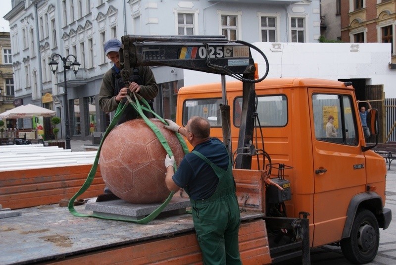 W Inowrocławiu stanęła największa w Europie piłka z soli! [zdjęcia]