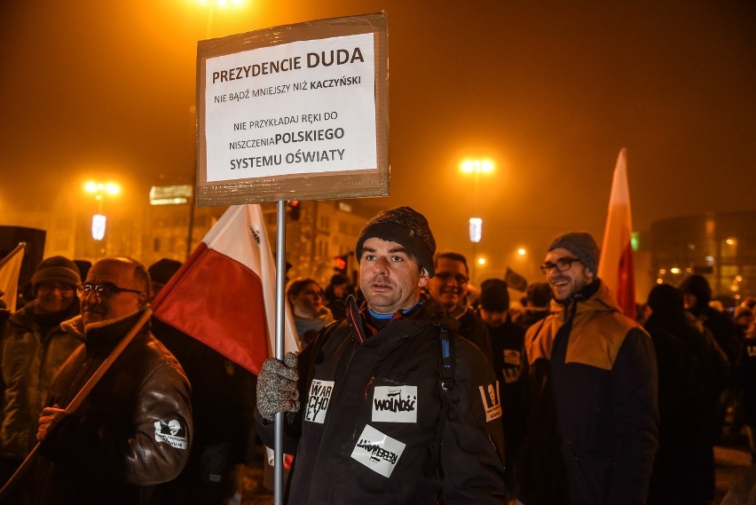 Kryzys sejmowy: Tłumy manifestują na placu Mickiewicza
