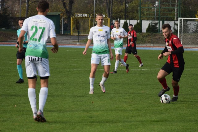 W meczu 15 kolejki czwartej ligi, Radomiak II Radom podzielił się punktami z Oskarem Przysucha.Radomiak II Radom - Oskar Przysucha 1:1 (0:0)Bramki: Szymański 46 - samobójcza 69. Radomiak II: Pajączek - Klimas, Wiech, Wołczyński, Markiewicz - Białogłowicz, Nowakowski, Stępień, Diane - Szymański, Podsiadło.Oskar: Wieczorek - Bojek, Sala, Kornacki, Wicik - Kowalczyk (58. Gromski), Janiszewski, Czarnota, Kołtunowicz, Szczodry (58. Wajs) - Bednarek (58. Kubryn).Zieloni zaczęli z dużym animuszem. W 12. minucie w poprzeczkę, po składnej akcji całego zespołu, trafił Dominik Stępień. Później gra się wyrównała, a pod koniec pierwszej połowy, do głosu zaczęli dochodzić goście, ale brakowało im ostatniego podania.Druga część gry rozpoczęła się dla radomian najlepiej jak mogła, bowiem w 46. minucie bramkę zdobył 15-letni Marcel Szymański, który wykorzystał sytuację sam na sam z Wieczorkiem. Następnie Oskar miał kilka okazji, jednak był nieskuteczny.Na troszkę ponad 20 minut przed końcem meczu, po wydawało się lekkim strzale Kołtunowicza, piłkę do własnej bramki skierował Wiktor Pajączek. Drużyna z Przysuchy próbowała jeszcze zdobyć decydującego gola, natomiast Radomiak czyhał na kontry. Do końca jednak nie ujrzeliśmy już żadnych trafień i zespoły schodziły do szatni ze zdobytym jednym oczkiem.Zdjęcia z meczu>>>