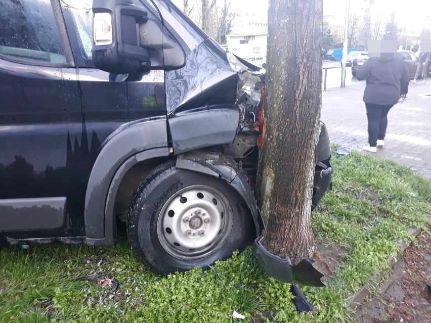 Wypadek dwóch samochodów na Grabiszynie. Bus uderzył w drzewo (ZDJĘCIA)