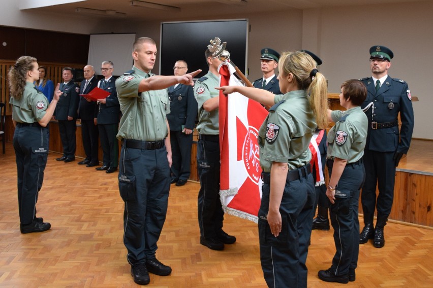 Ślubowanie nowych funkcjonariuszy w podlaskiej KAS. W szeregi Służby Celno-Skarbowej wstąpiło 14 nowych mundurowych