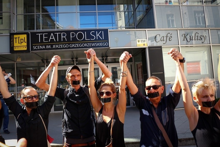 Milczący protest załogi pod Teatrem Polskim: Nam zabrano głos, Wy możecie mówić